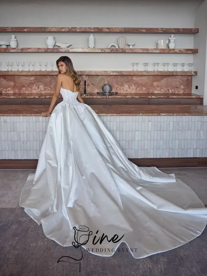 Robe de mariée de luxe Oine avec train de balayage, coupe trapèze, appliques en dentelle, manches détachables, personnalisable pour femmes grandes occasions