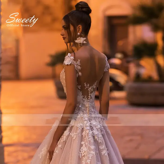 Robe de mariée en dentelle brodée avec boule trapèze