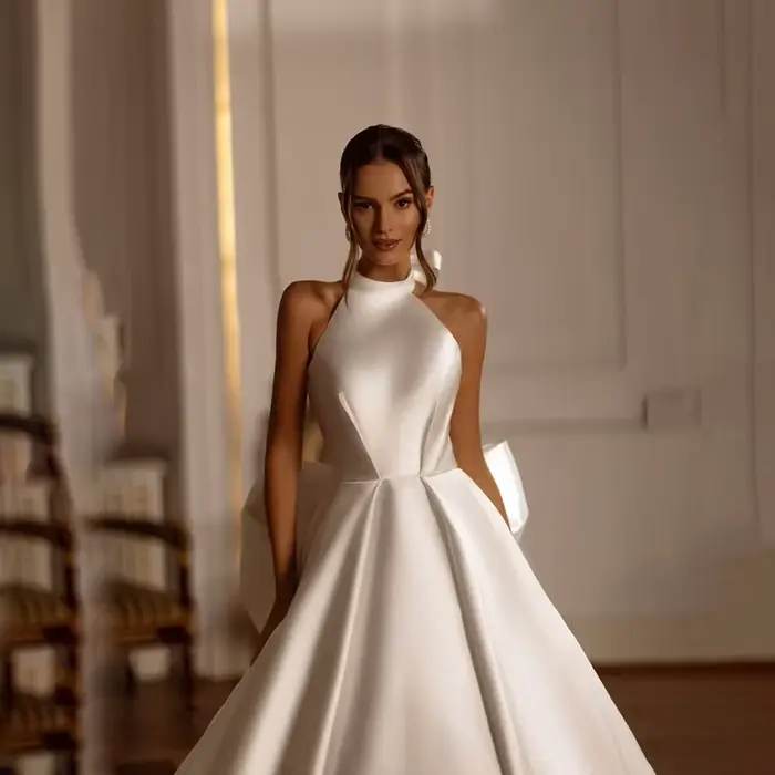 Robe de Mariée Satinée Col Licou Grand Nœud Dos Nu Train Chapelle Robe Princesse Luxe Minimaliste Taille Sur Mesure Longue Élégante Femme Cérémonie Mariage Occasion Spéciale