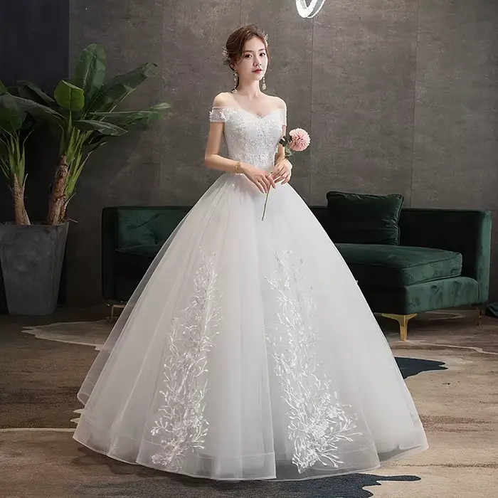 Robe de mariée en dentelle à col en V