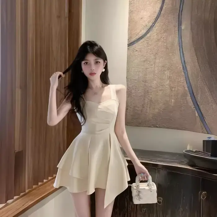 Robe courte taille haute à effet amincissant