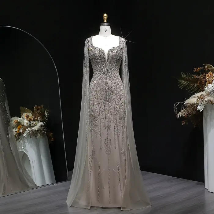 Robe Sharon Said en polyester avec manches cape et train de la cour pour soirée officielle et occasions spéciales