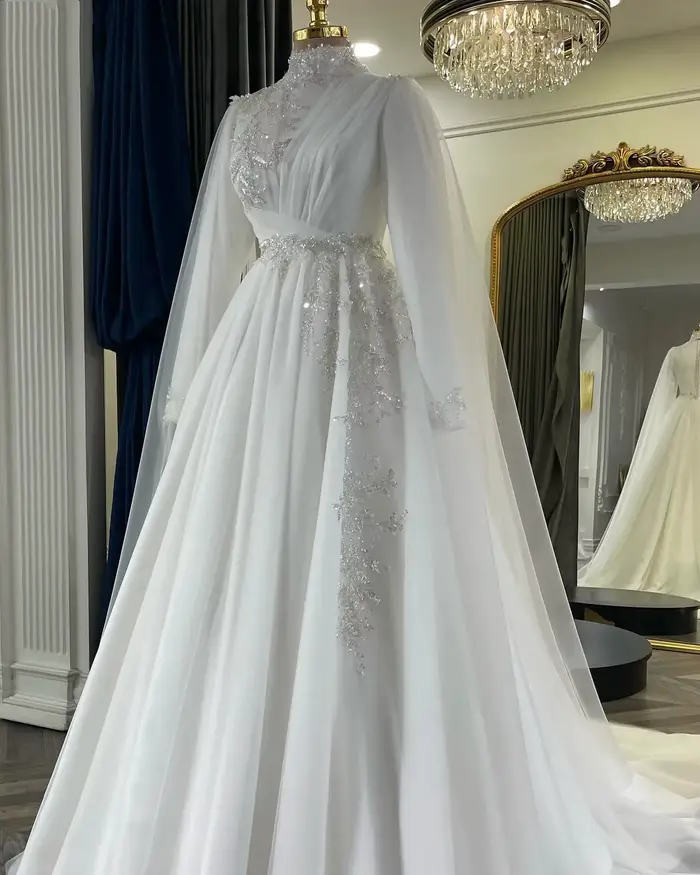 Robe de Mariée Exquise en Mousseline de Soie avec Perles et Cape en Tulle Pour Occasions Spéciales