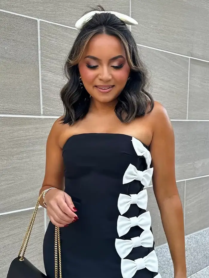 Robes de soirée chics noires sans bretelles avec détail de nœud blanc – Robe de soirée de luxe à fente haute pour femme