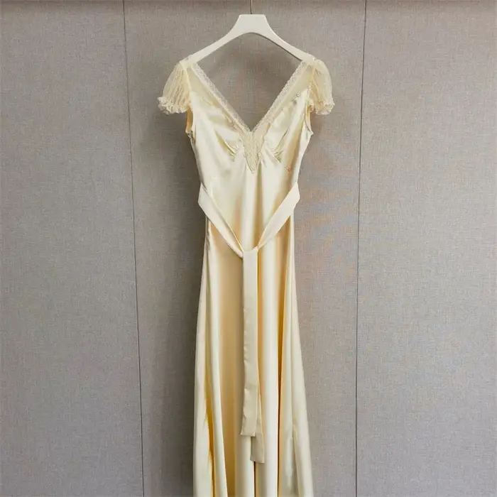 Robe d'été ajustée jaune en satin pour femme avec ceinture, col en V et manches volantées, style français, nouvelle collection