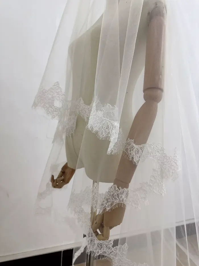 Voile de mariée personnalisé avec bordure en dentelle