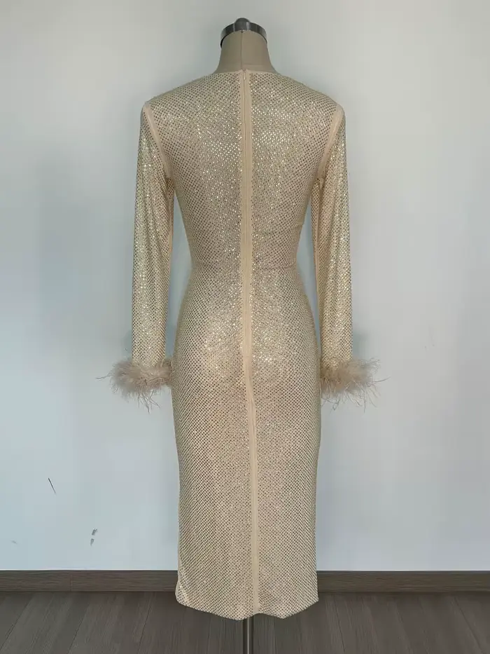 Robe chic à paillettes dorées avec détails de plumes