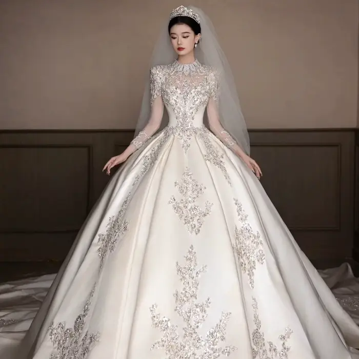 Robe de mariée en satin à manches longues, élégante, ornée de perles et de sequins, coupe ajustée, d