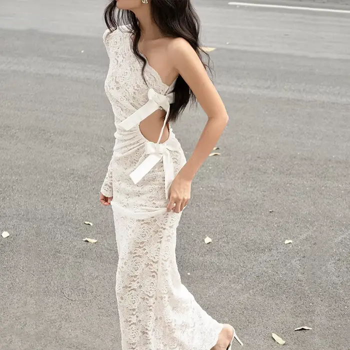Robe longue blanche transparente en dentelle