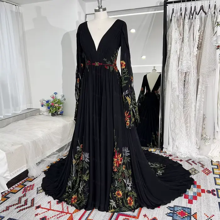Mryarce robe de mariée noire à manches longues une ligne robes de mariée brodées florales colorées