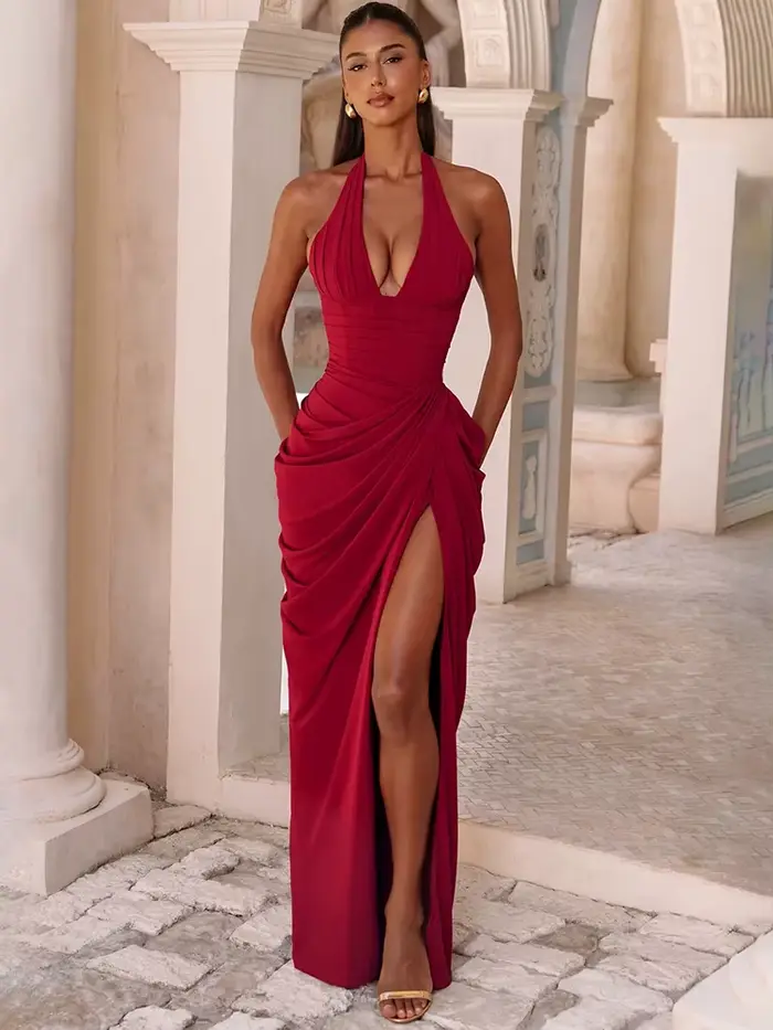 Robe longue Mozision rouge bordeaux à col halter et décolleté plongeant pour femme
