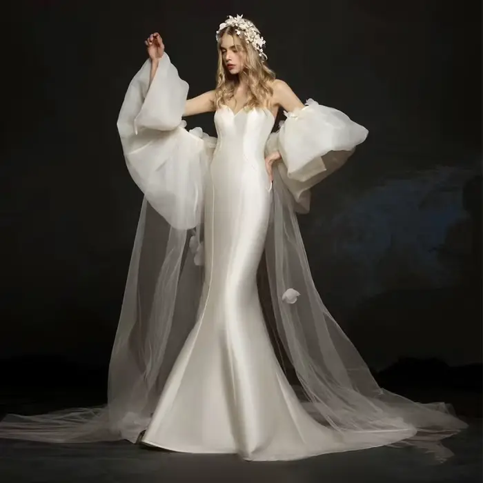 Robe de mariée légère en satin français avec queue de balayage, personnalisée pour femmes, élégante et sophistiquée pour occasions spéciales