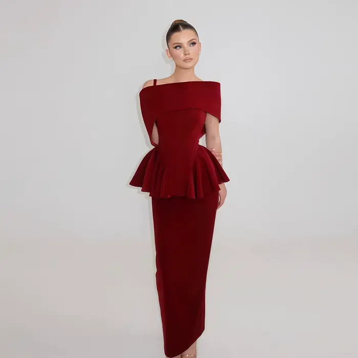 Robe de soirée élégante Sharon Said Dubai, rouge bordeaux, coupe fourreau, épaules dénudées, taille