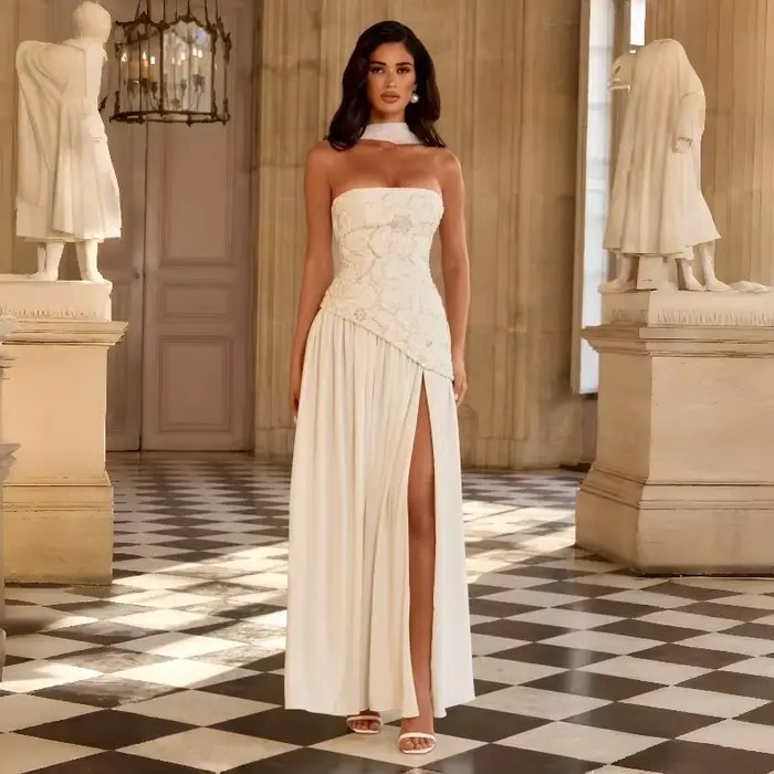Robe longue blanche sans bretelles en dentelle et mousseline
