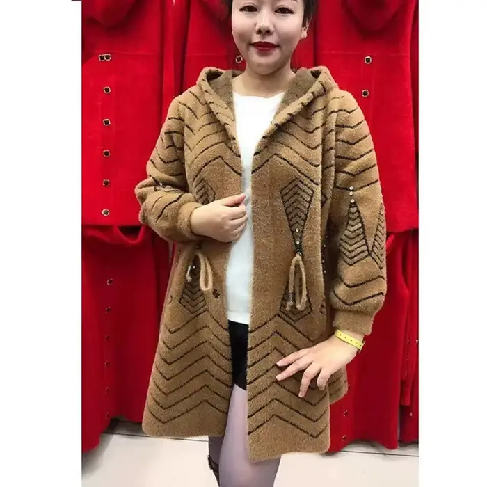 Veste d'hiver longue et épaisse pour femmes senior, en imitation cachemire avec détails en pierres précieuses, pour occasions spéciales et quotidienne