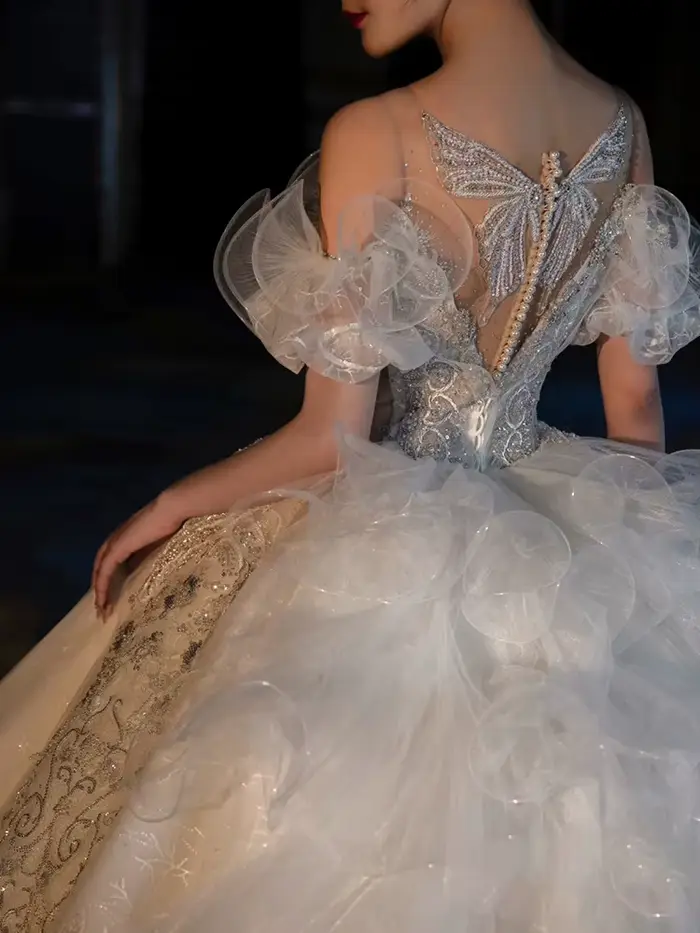 Robe de Mariée Festonnée en Dentelle et Paillettes