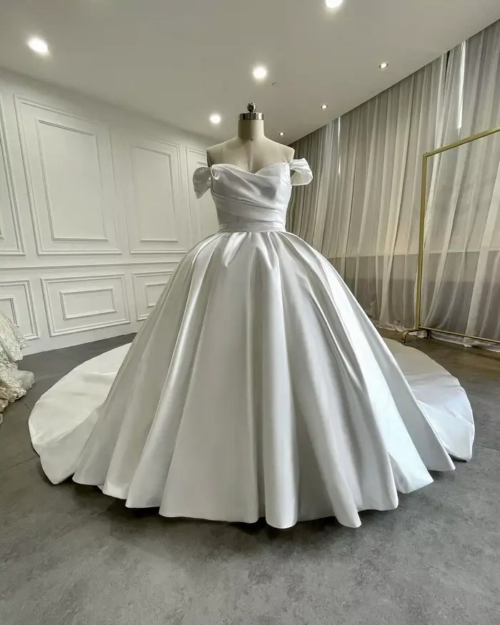 Robes de mariée princesse en satin pour femmes