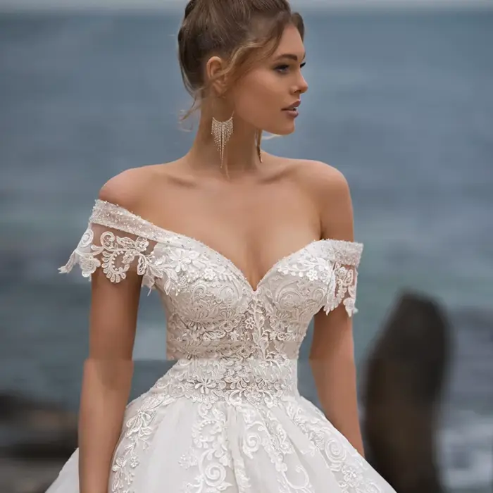 Robe de mariée blanche exquise avec train court, épaules dénudées, col en V, en tulle, appliques et sequins pour femmes occasions spéciales