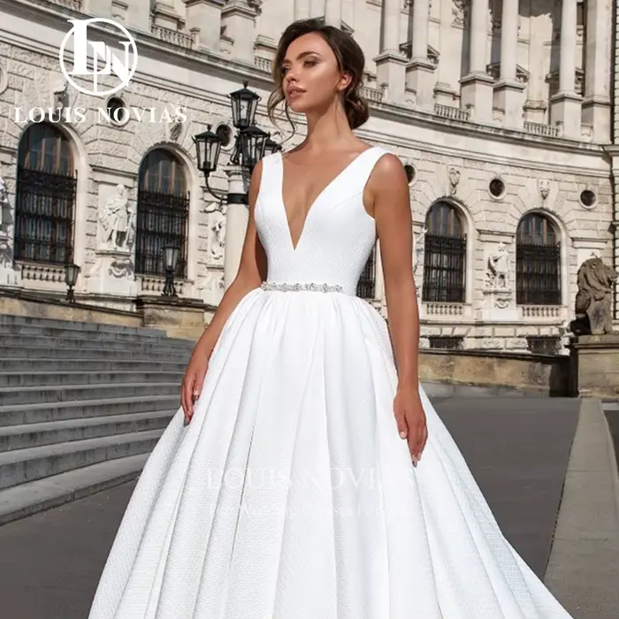 Robe de mariée Louis Novias en satin avec ceinture en cristal chic, col en V profond, dos nu, pour femmes occasions spéciales