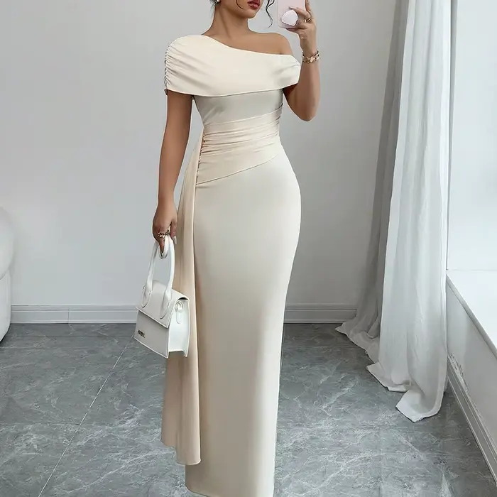 Robes pour femmes Printemps-Été 2026 Nouvelle Collection Couleur Unie Col Asymétrique Manches Courte