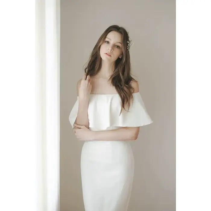 Robe de mariée blanche simple asymétrique épaule dénudée satin brillant pour banquet demoiselle d'honneur occasions spéciales