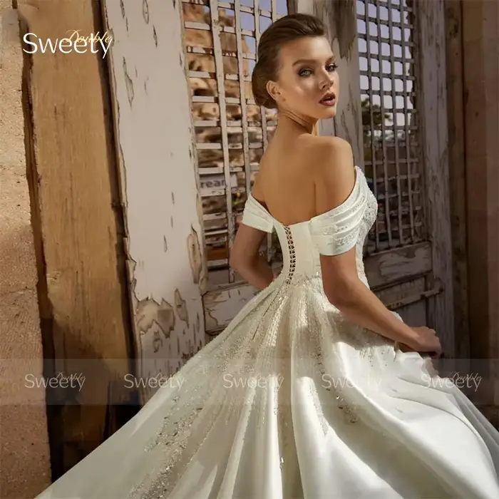 Robe de mariée vintage en satin et dentelle style robe de bal avec traîne longue et dos à lacets pour mariage