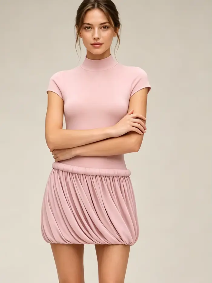 Robe mini chic à col montant et froncée PUAL, style élégant et moulant, idéale pour les soirées, les rendez-vous et les événements nocturnes, un incontournable pour 2026