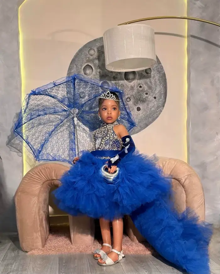 Robe de demoiselle d'honneur bleu roi en dentelle à volants asymétrique pour première communion et anniversaire de bal personnalisée