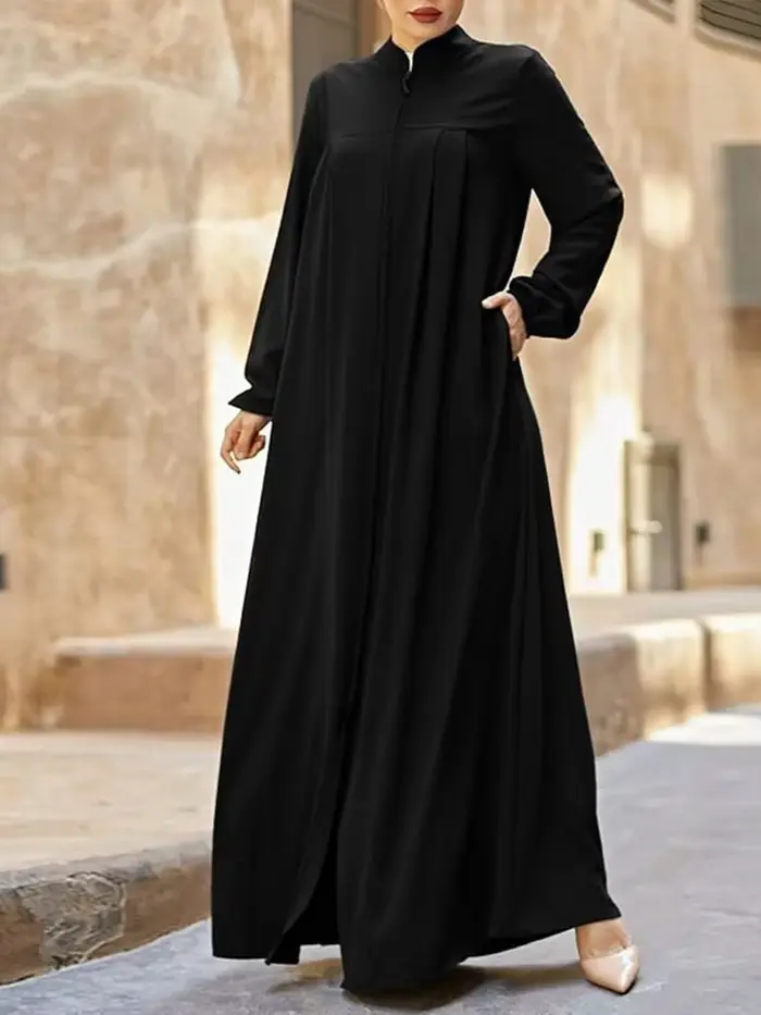 Robe noire musulmane avec petit col montant et poches zippées