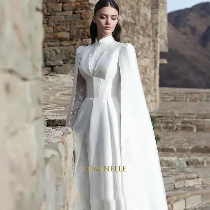 Robes de mariée en satin avec longue traîne