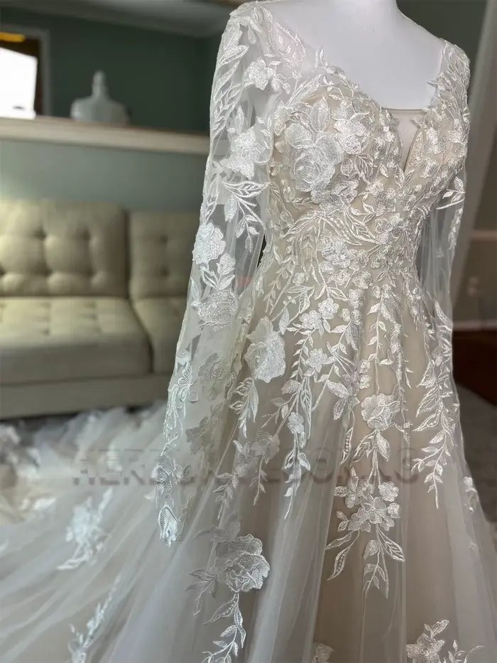 Robe de mariée HERBURN en polyester délicate avec appliques en dentelle et col en V pour femmes, idéale pour les mariages et les cérémonies de remariage
