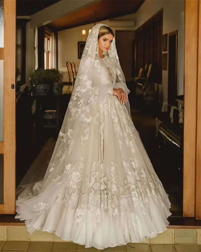 Robes de mariée en dentelle ivoire pour la mariée