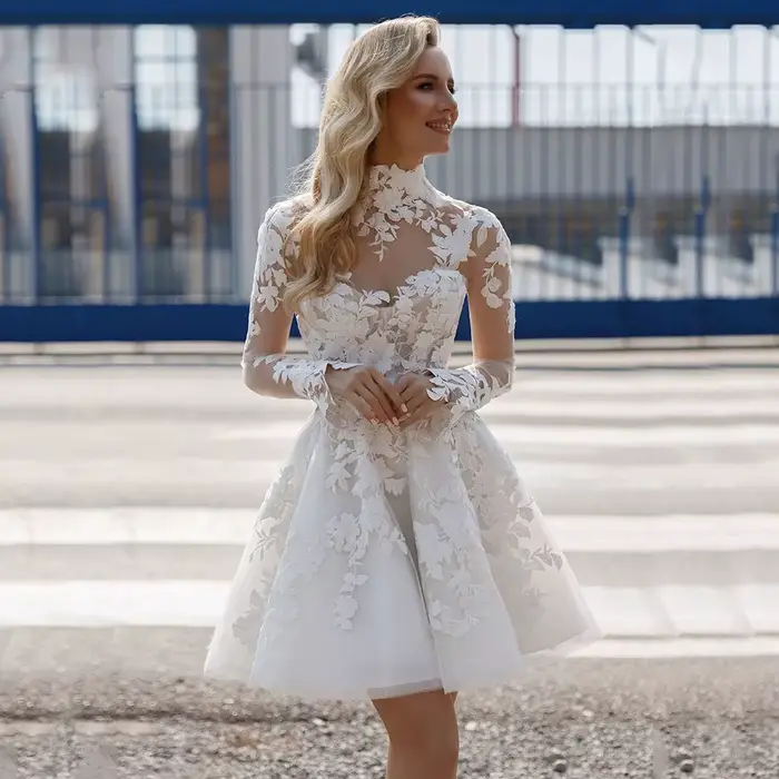 Charmante robe de mariée courte avec appliques, col haut, manches longues, A-ligne, longueur au geno