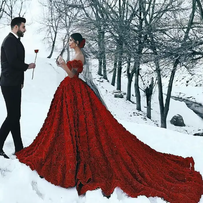 Robe de Bal Rouge Rose Princesse en Dentelle sans Manches pour Soirées et Célébrations de Quinceañera ```