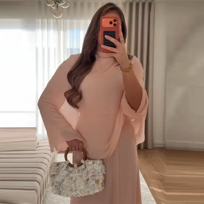 Robe longue élégante rose à col montant et cape pour femme