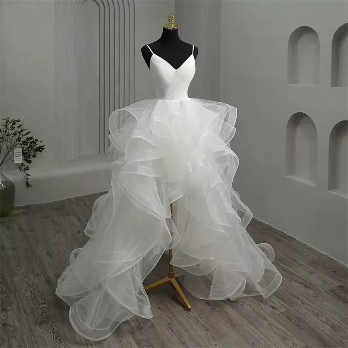 Robes de mariée gothiques blanches à col en V profond, bretelles spaghetti, devant court, dos long, 