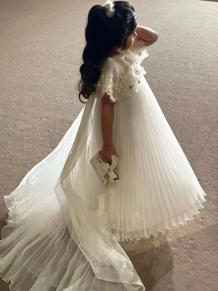 Robe de demoiselle d'honneur blanche avec appliques florales pour mariages et occasions spéciales pour enfants princesses