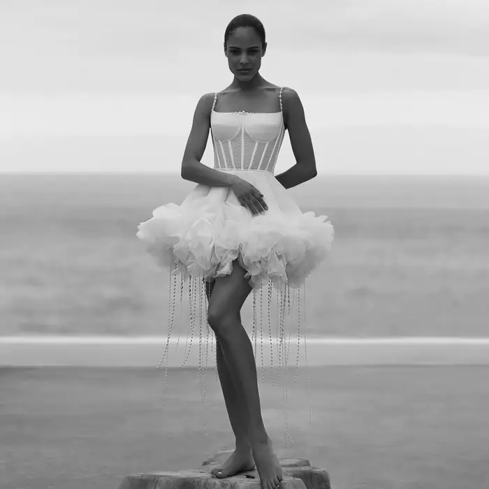 Superbe robe de mariée courte blanche avec corsage à franges perlées