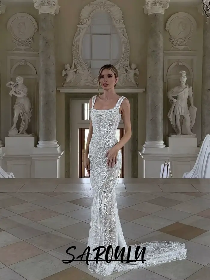 Robe de mariée sirène SAROULU ornée de perles lourdes, luxueuse et élégante, col carré, dos nu, tenu