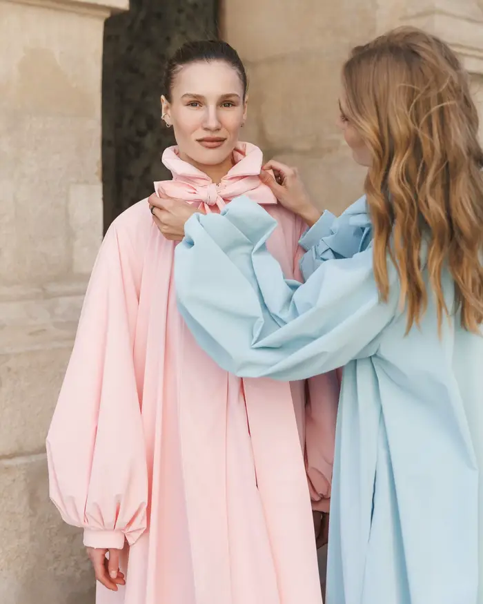 Robe longue rose pastel et bleue à manches bouffantes coupe ample pour femmes occassions spéciales soirée bal party mariage red carpet
