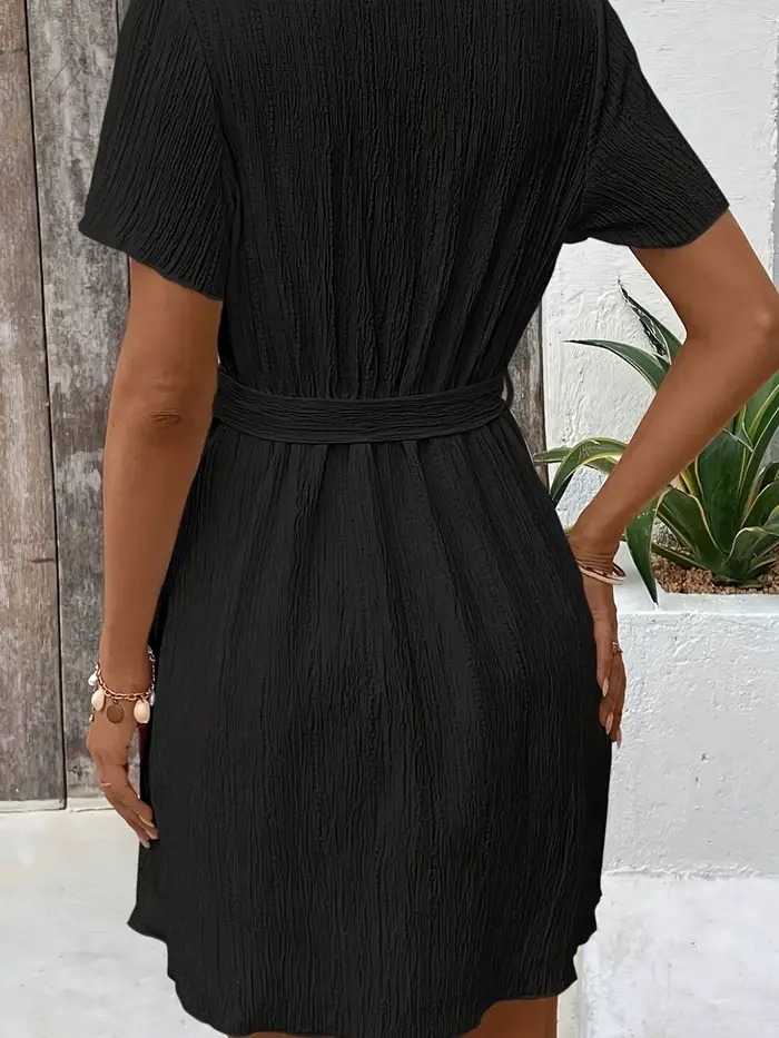 Robe courte à col en V pour femme décontractée texturée avec manches courtes ourlet à volants et taille à nouer occasions spéciales