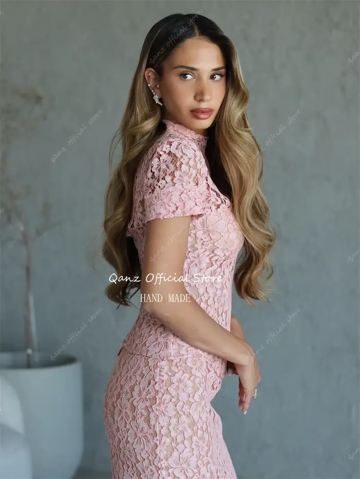 Qanz – robe de soirée rose en dentelle florale 3D