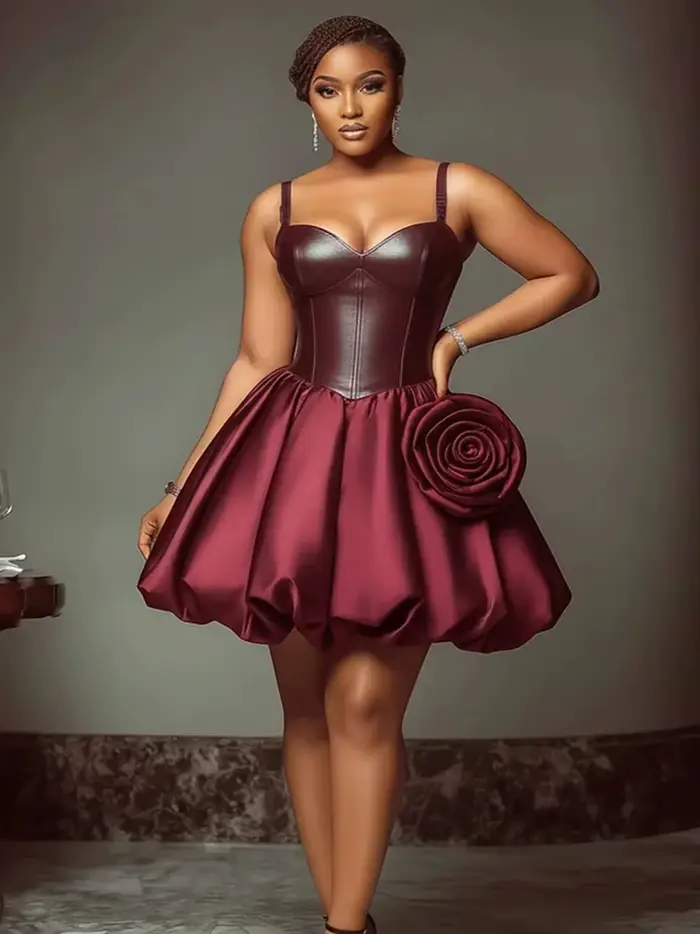 Robe de soirée courte noire avec de grandes fleurs 3D et volants, bretelles spaghetti, longueur geno