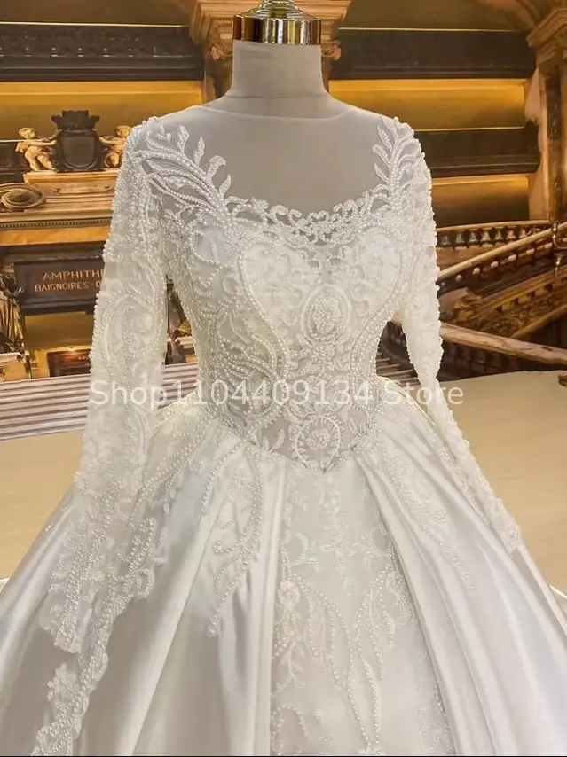 Robe de mariée blanche de luxe personnalisée col rond manches longues brodée de perles coupe trapèze pour mariages arabes Nikkah occasions spéciales
