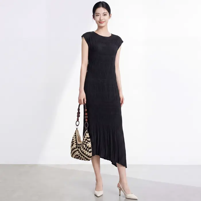 Robe Miyake, une robe midi sophistiquée et élégante au toucher luxueux et léger, parfaite pour l'été