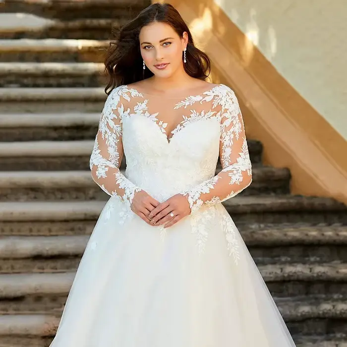 Robe de mariée blanche minimaliste avec manches longues et silhouette cintrée pour femmes grandes tailles occassions spéciales