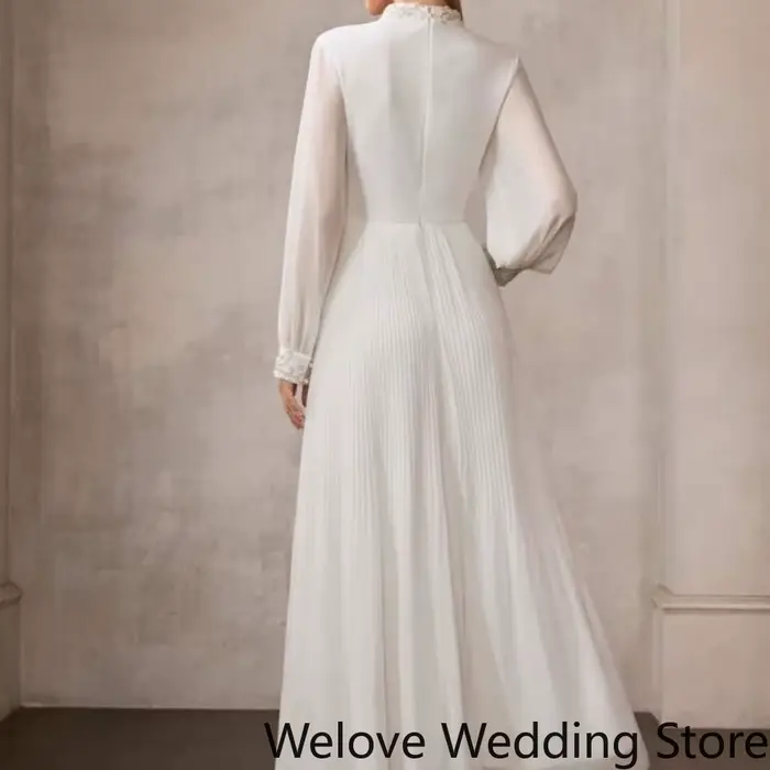 Robe de soirée blanche en polyester avec col montant et dentelle, idéale pour femmes de tous âges lors de soirées officielles et événements spéciaux