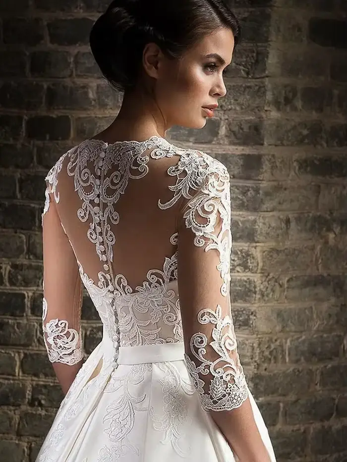 Robe de mariée en dentelle exquise avec train de balayage et soutien-gorge intégré pour femmes occasions spéciales ```