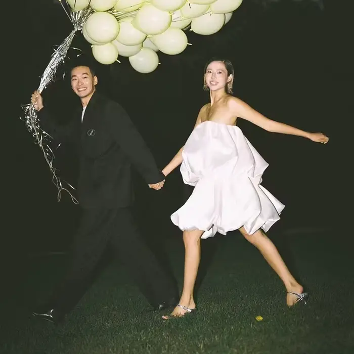 Robe de mariée légère française en satin, simple, avec train de balayage, dentelle, soutien-gorge intégré, fermeture éclair invisible, idéale pour les cérémonies de mariage et séances de photographie de voyage