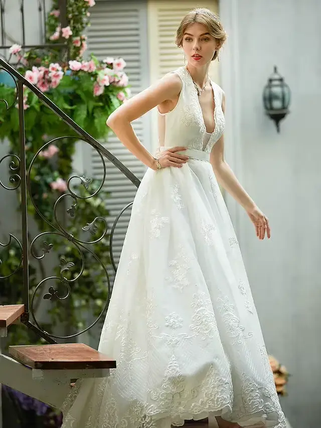 Robe de mariée de luxe en polyester avec décolleté plongeant et dos à lacets pour femmes occasions spéciales comme les mariages et les cérémonies de remise de diplômes